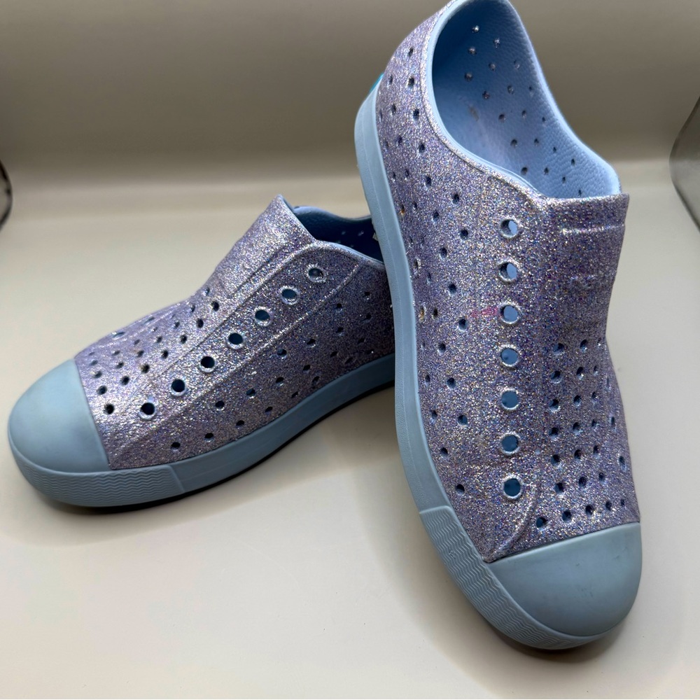 Native kids Shoes size Junior 2